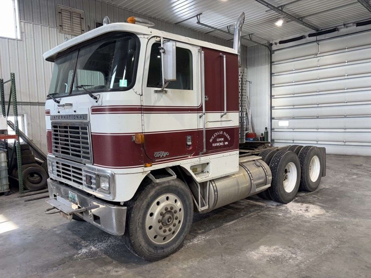 1983-international-co9670-cabover-semi-tractor,-xl-series,-400-cummins,-13-speed,-11r24.5-rears-on-s-image-1