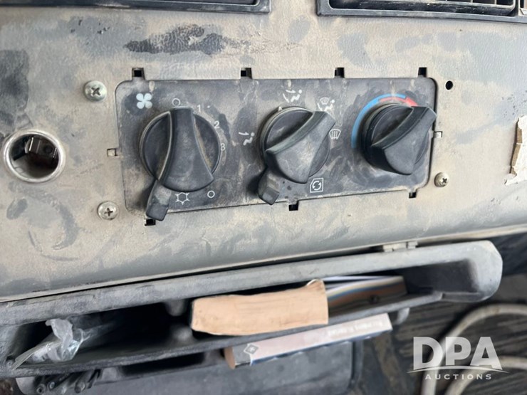 1999-freightliner-fl70-image-50