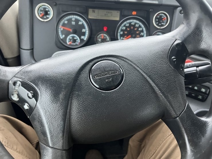 2017-freightliner-cascadia-tri-axle-truck-tractor-image-33