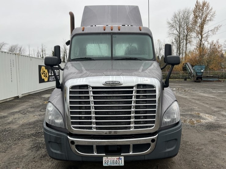 2017-freightliner-cascadia-tri-axle-truck-tractor-image-8