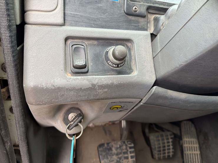 2006-freightliner-columbia-grain-truck,-549,000-miles,-8-year-old-box,-eaton-speed-shift-10-speed-tr-image-62