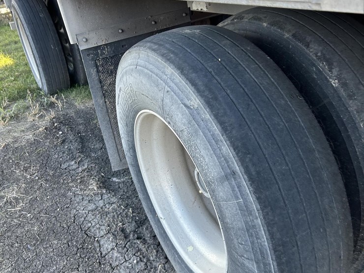 2019-wilson-livestock-trailer-image-35