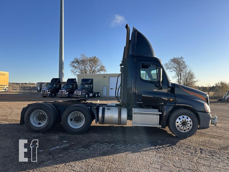 2012-freightliner-cascadia-125-image-4