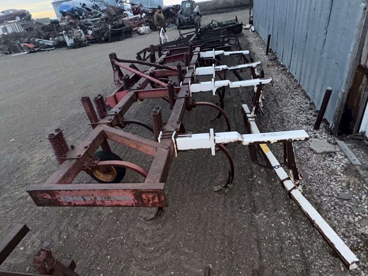 massey-ferguson-chisel-plow,-mounted,-15’-bar,-(11)-shank,-2”-reversible-points,-(2)-gauge-wheels,-b-image-10