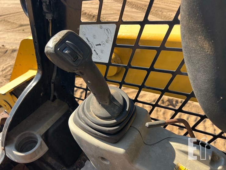 2015-caterpillar-257d-image-26