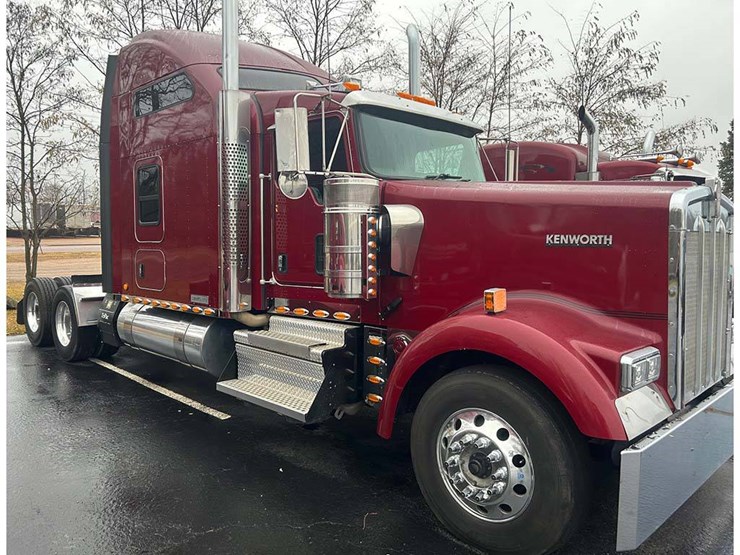2022-kenworth-w900l-image-2