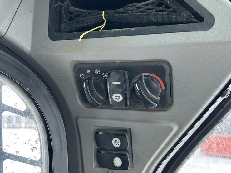 2016-caterpillar-259d-image-39