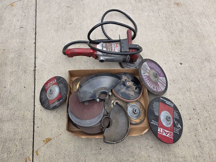 milwaukee-9”-heavy-duty-sander/grinder-with-extra-misc-wheels-image-3