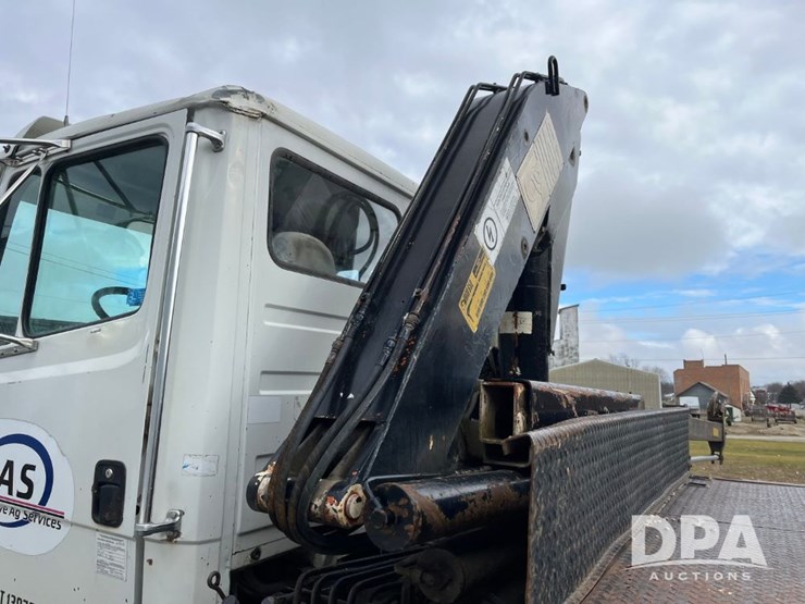 1999-freightliner-fl70-image-38