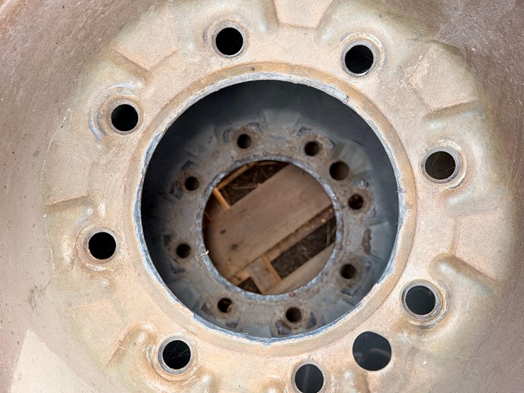 11r24.5-tires-on-valley-pivot-rims-image-8