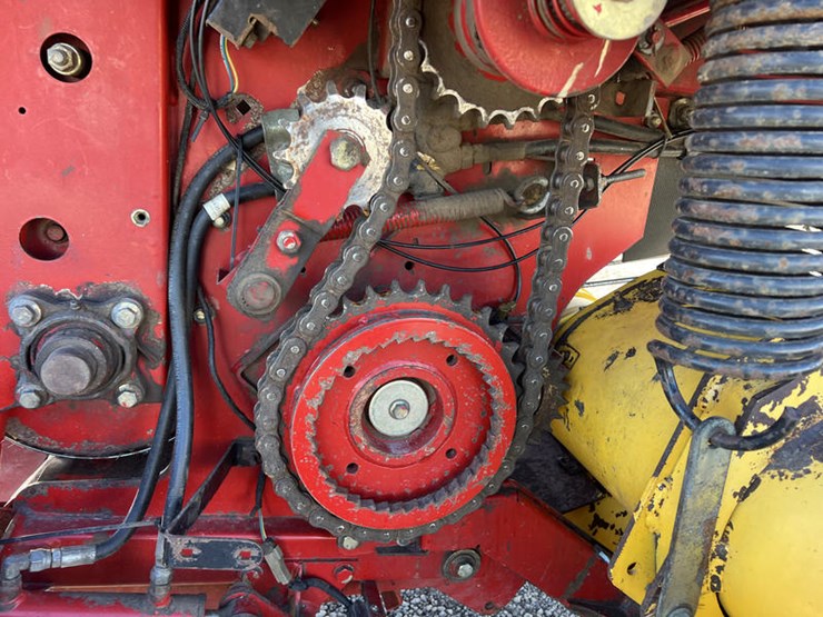 new-holland-br740-image-9