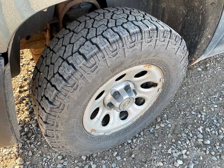 #1127-•-2013-chevrolet-silverado-pickup-truck-(has-mn-title)-image-9