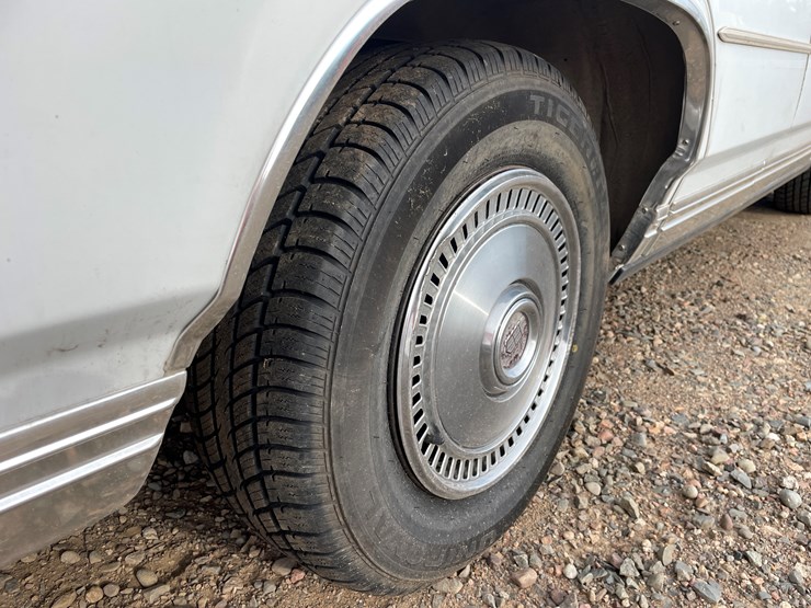 #1200-•-1986-ford-crown-victoria-**recommend-trailering**-(has-mn-title)-image-11