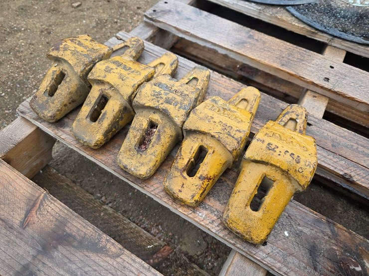 (5)-weld-on-ripper-points-for-excavator-bucket,-buying-all-for-one-money-image-1