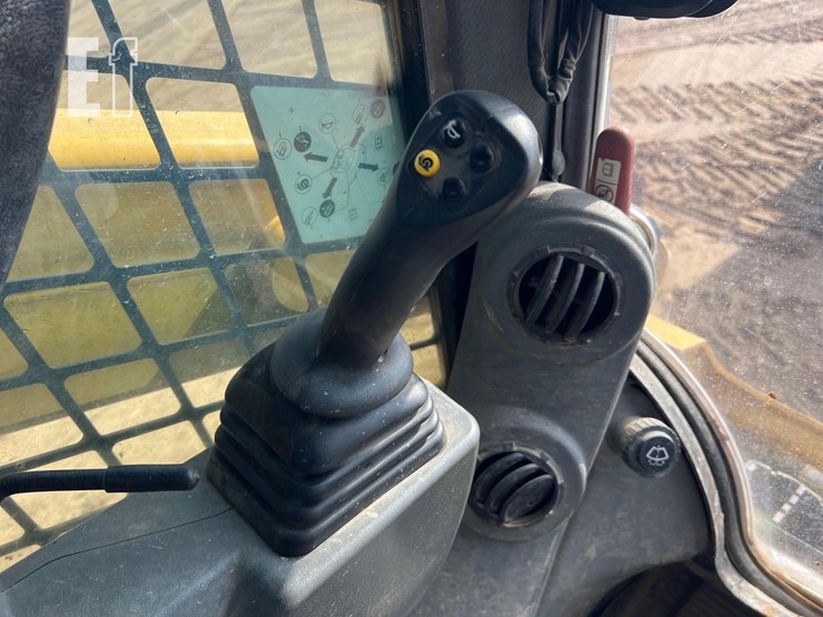 2020-caterpillar-259d3-image-30