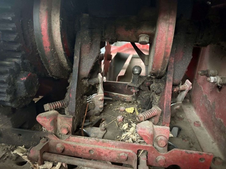 ih-47-square-baler,-540-pto,-twine,-stored-inside-image-7