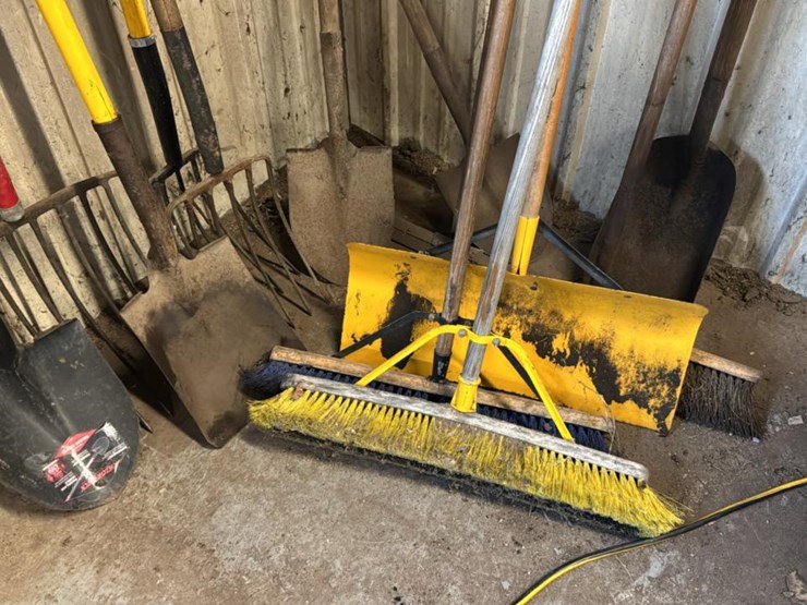 #151-•-brooms-and-shovels*-image-3