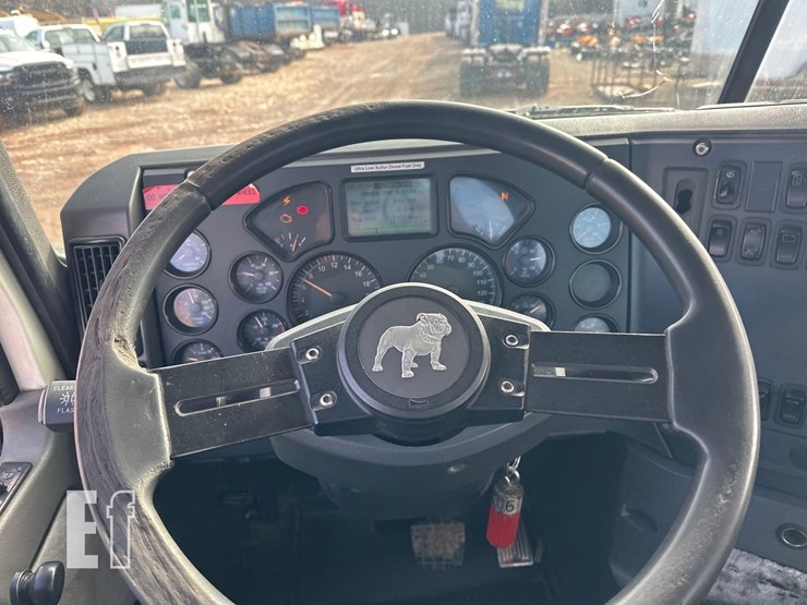 2016-mack-granite-gu433-image-27