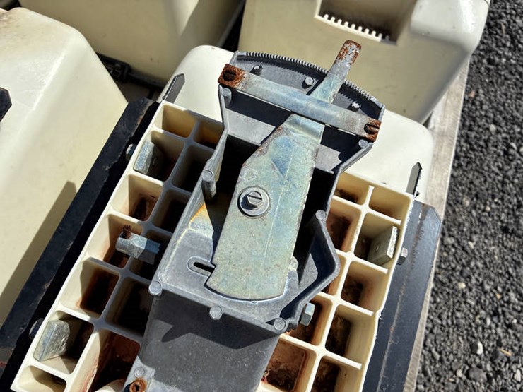 #113941-•-16-kinze-insecticide-boxes-image-4