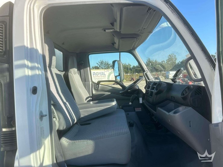 2017-hino-155-image-22