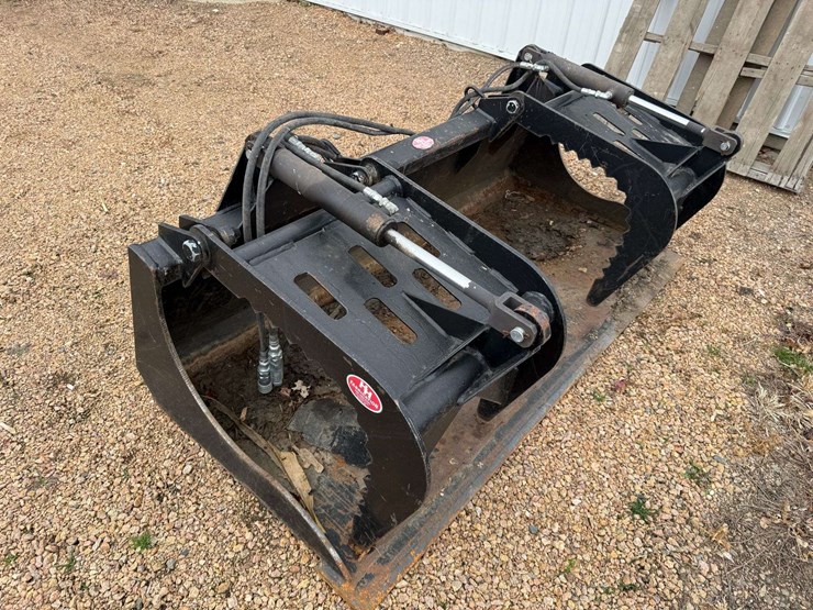 h+h-grapple-bucket,-72”-wide,-flat-bucket-with-dual-grapple-hooks,-comes-with-hoses-and-ends-image-1