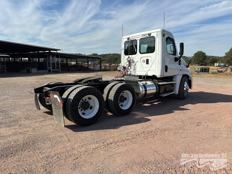 2016-freightliner-cascadia-125-image-5