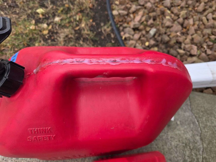 (2)-gas-cans,-buying-both-for-one-money-image-3