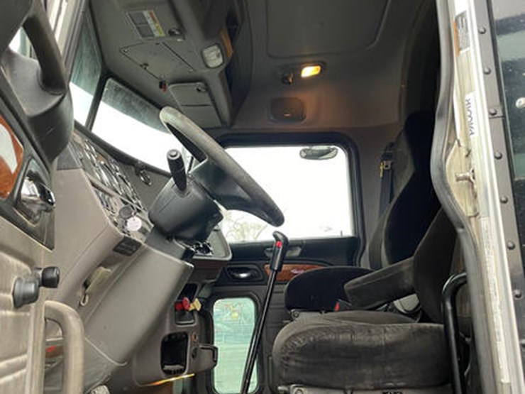peterbilt-386-image-29