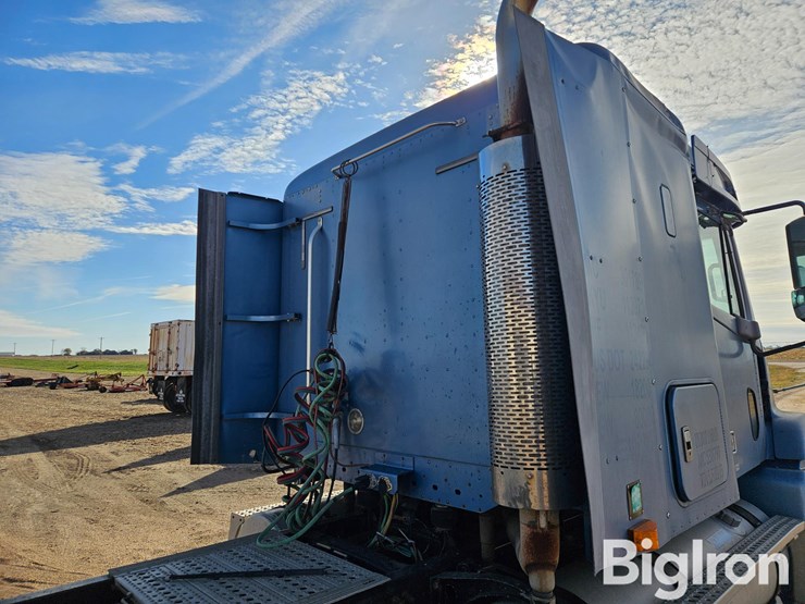 1999-freightliner-flc120-image-19