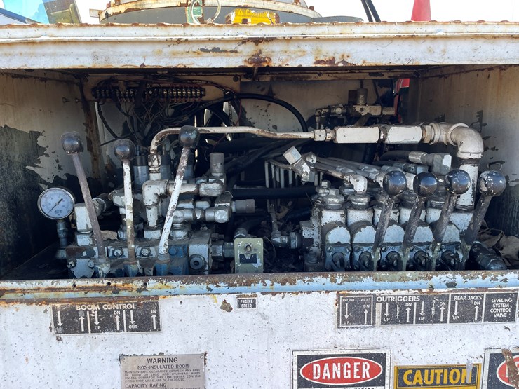 #1141-•-1995-gmc-topkick-bucket-truck-(has-mn-title)-image-23