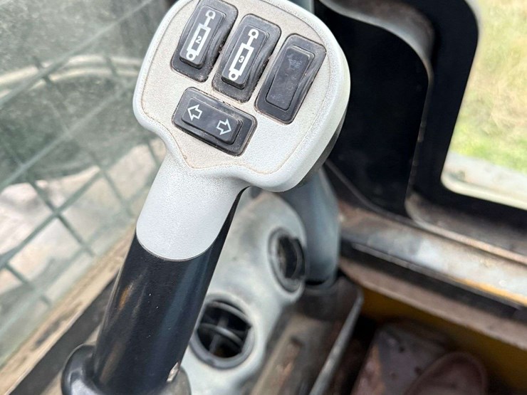 new-holland-l225-image-24