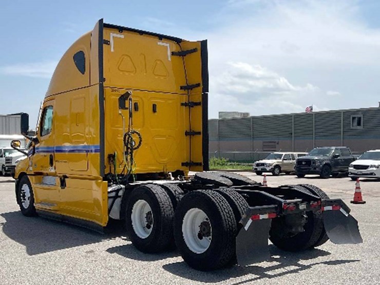 freightliner-cascadia-126-image-2