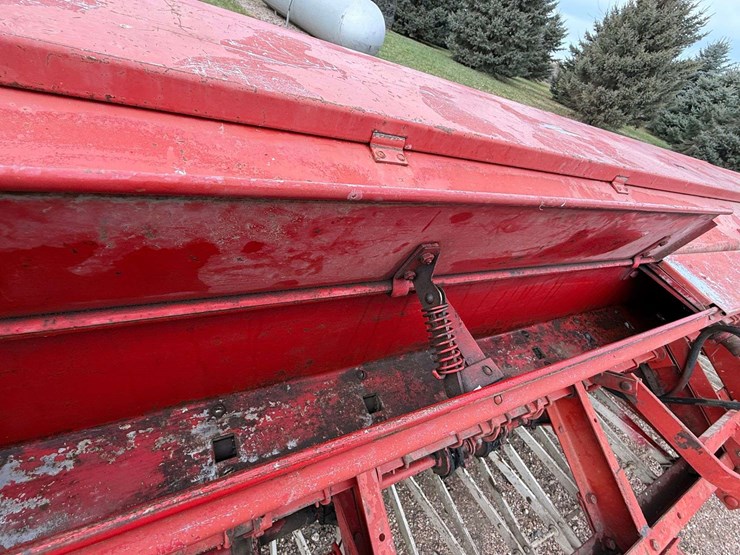international-172-grain-drill-with-grass-seeder,-6”-spacing-with-hitch-and-hydraulic-plumbing-image-10