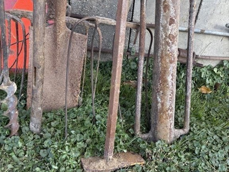 wagon-toque-&-yard-tools-image-3