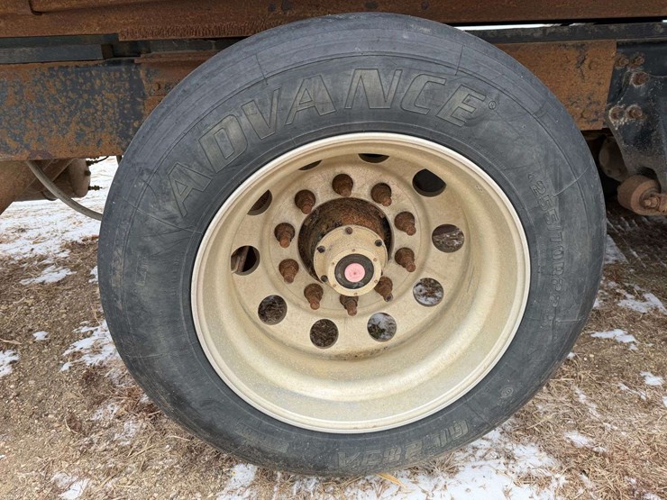 2006-freightliner-columbia-grain-truck,-549,000-miles,-8-year-old-box,-eaton-speed-shift-10-speed-tr-image-18