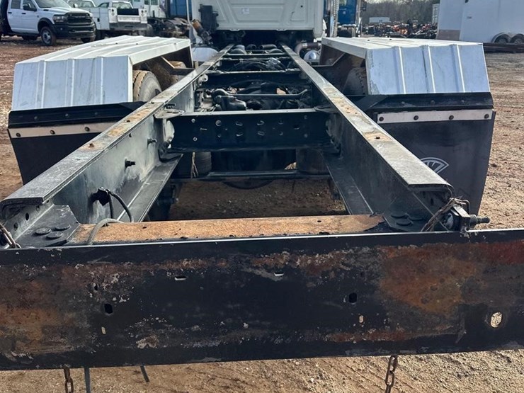 2016-mack-granite-gu433-image-12