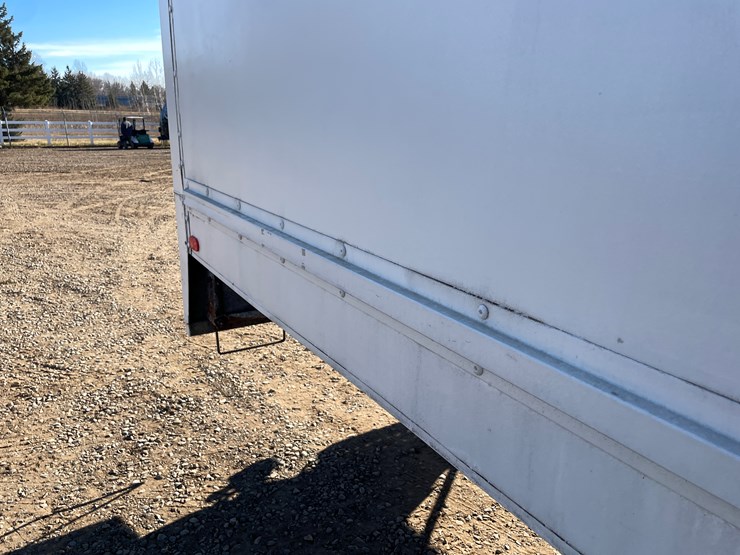 #1135-•-2002-gmc-c6500-van-truck-(has-mn-title)-image-13