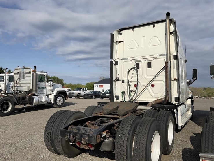 2011-freightliner-cascadia-125-image-4