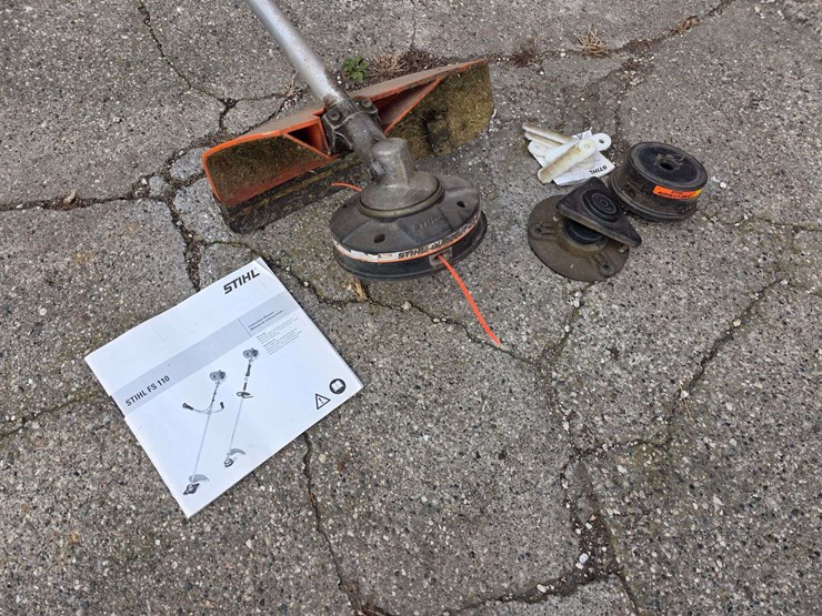 stihl-fs110-weed-eater-with-extra-parts,-used-this-summer,-works-as-it-should-image-5