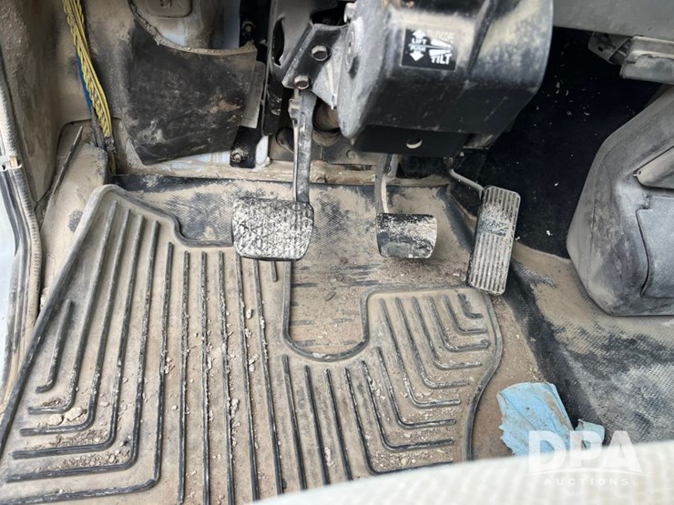 1999-freightliner-fl70-image-43