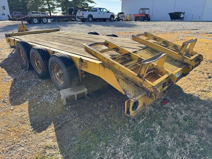 tri-axle-equipment-trailer-image-2