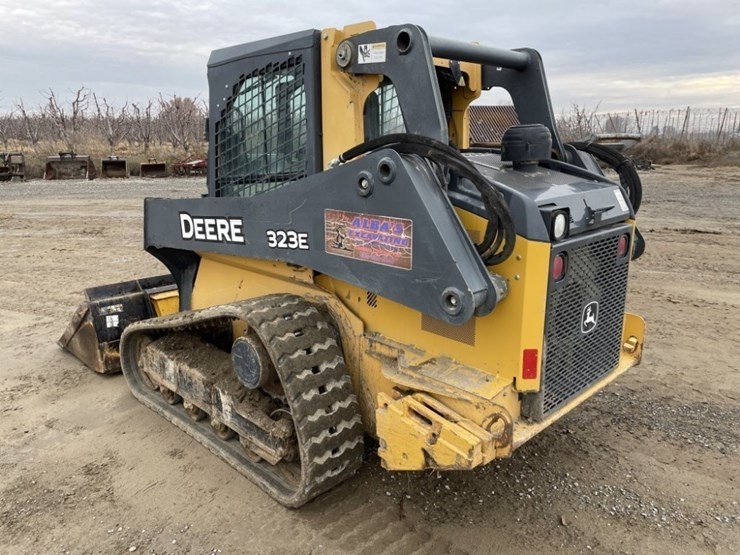 deere-323e-image-3