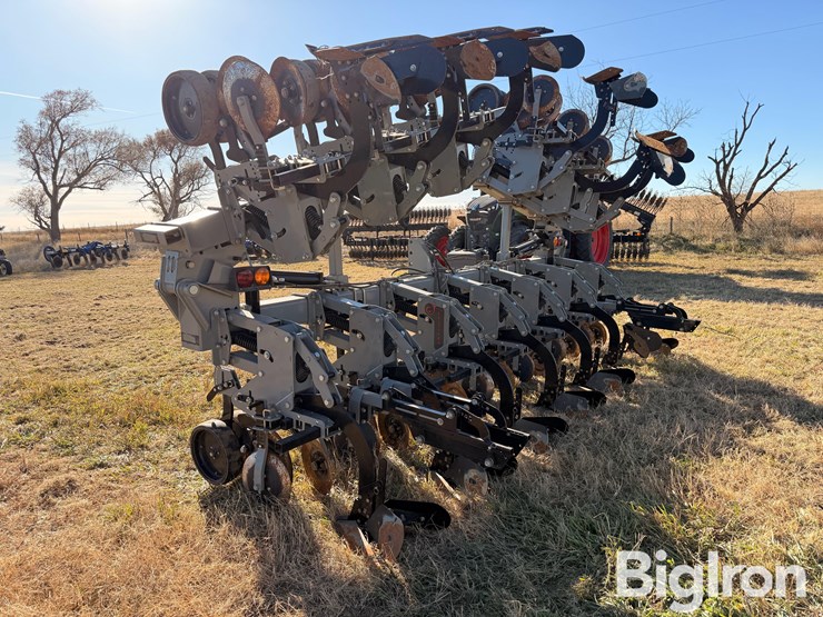 hiniker-cultipro-12r-row-crop-cultivator-image-7