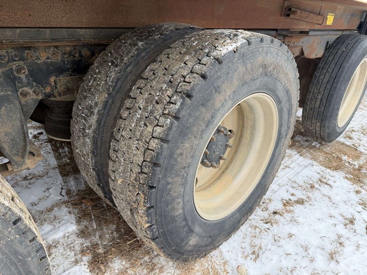 2006-freightliner-columbia-grain-truck,-549,000-miles,-8-year-old-box,-eaton-speed-shift-10-speed-tr-image-32