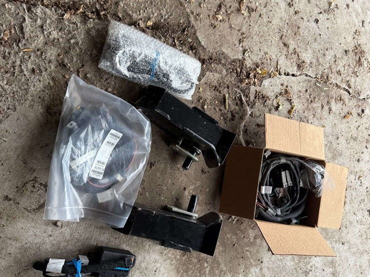 western-v-snow-plow,-8’6”,-right-or-left-swing,-scoop-or-v-plow,-comes-with-mounting-brackets-to-fit-image-13