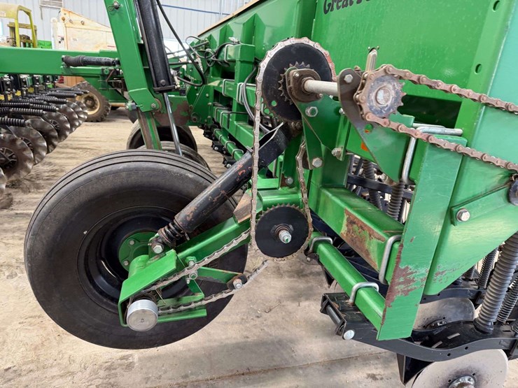 great-plains-20’-grain-drill,-10”-spacing,-3pt-converted-into-a-pull-type,-has-markers,-front-coulte-image-36