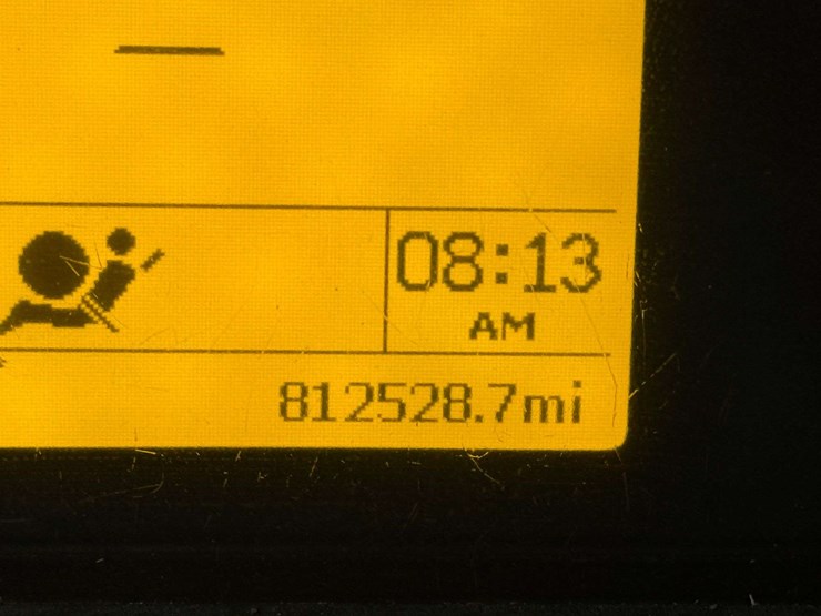 2005-volvo-sleeper-semi,-cummins-isx-engine,-13-speed-eaton-transmission,-wet-kit,-aluminum-front-an-image-37