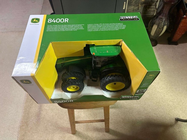 1/16th-die-cast-metal-replica-john-deere-8400r,-ertl-prestige-collection,-100th-anniversary-edition,-image-2