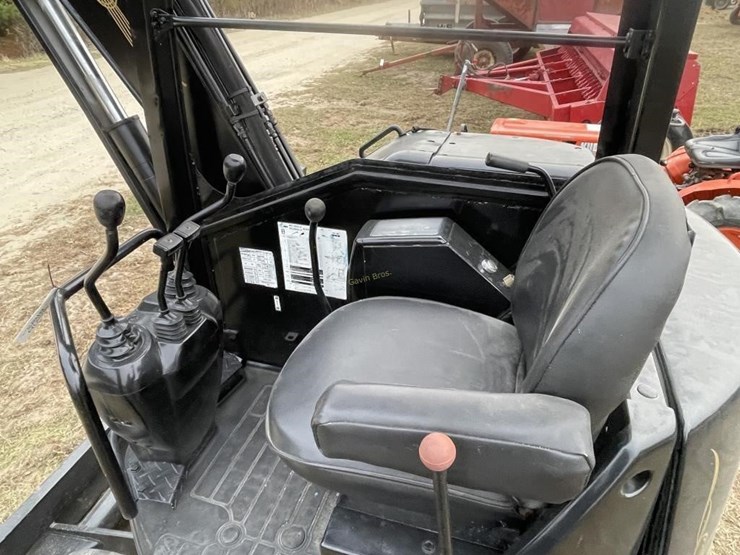 komatsu-28uu-2-mini-excavator-image-9