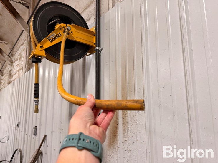 dewalt-dxcm024-0344-dbl.-arm-hose-reel-w/-1/2"-x-50'-premium-rubber-hose-image-4